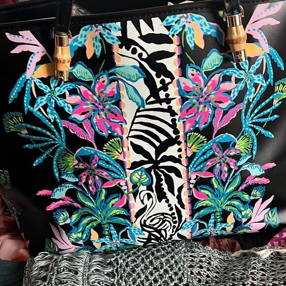 NWT: Lilly Pulitzer Meena Tote Onyx Paradise Glow Engineered Tote$178 - Picture 9 of 14